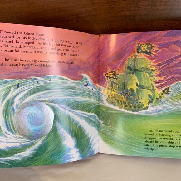 Disney Boney Pirate Hat & The Ghost Pirate Book - A Spirited Hologram Book - Picture 12 of 13